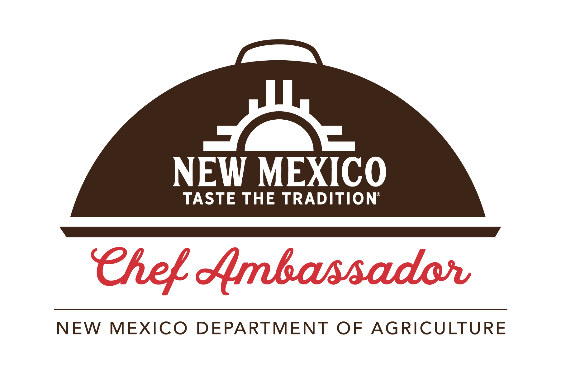 Una imagen de un plato para servir marrón con una tapa redondeada con un asa superior. La tapa contiene el logotipo de NEW MEXICO--Taste the Tradition con un sol y rayos de sol en letra blanca. Debajo del plato están las palabras “Chef Ambassador” en letra cursiva roja, con una línea marrón horizontal debajo, con NEW MEXICO DEPARTMENT OF AGRICULTURE en mayúsculas, letra marrón debajo de la línea.