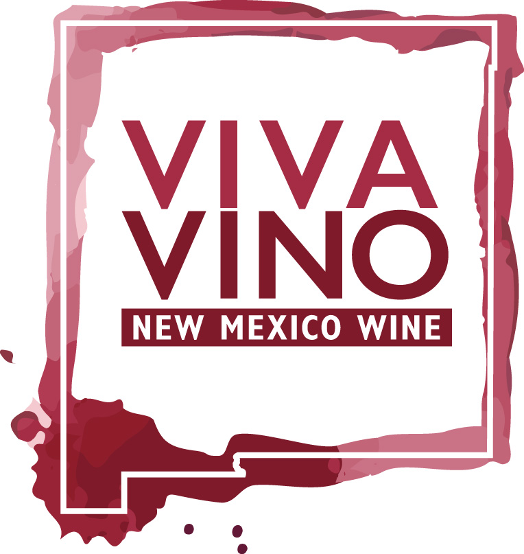 Las palabras “Viva Vino” en una fuente roja grande, con las palabras “New Mexico Wine” en una fuente blanca más pequeña con un fondo rojo debajo. Rodeando todas las palabras hay un contorno rojo del estado de Nuevo México con un efecto de "salpicadura.”